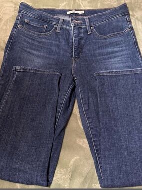 Levi’s 312 shaping slim jeans